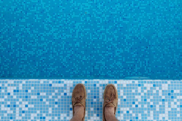 Quels sont les avantages d'une piscine à débordement dans un jardin en pente ?