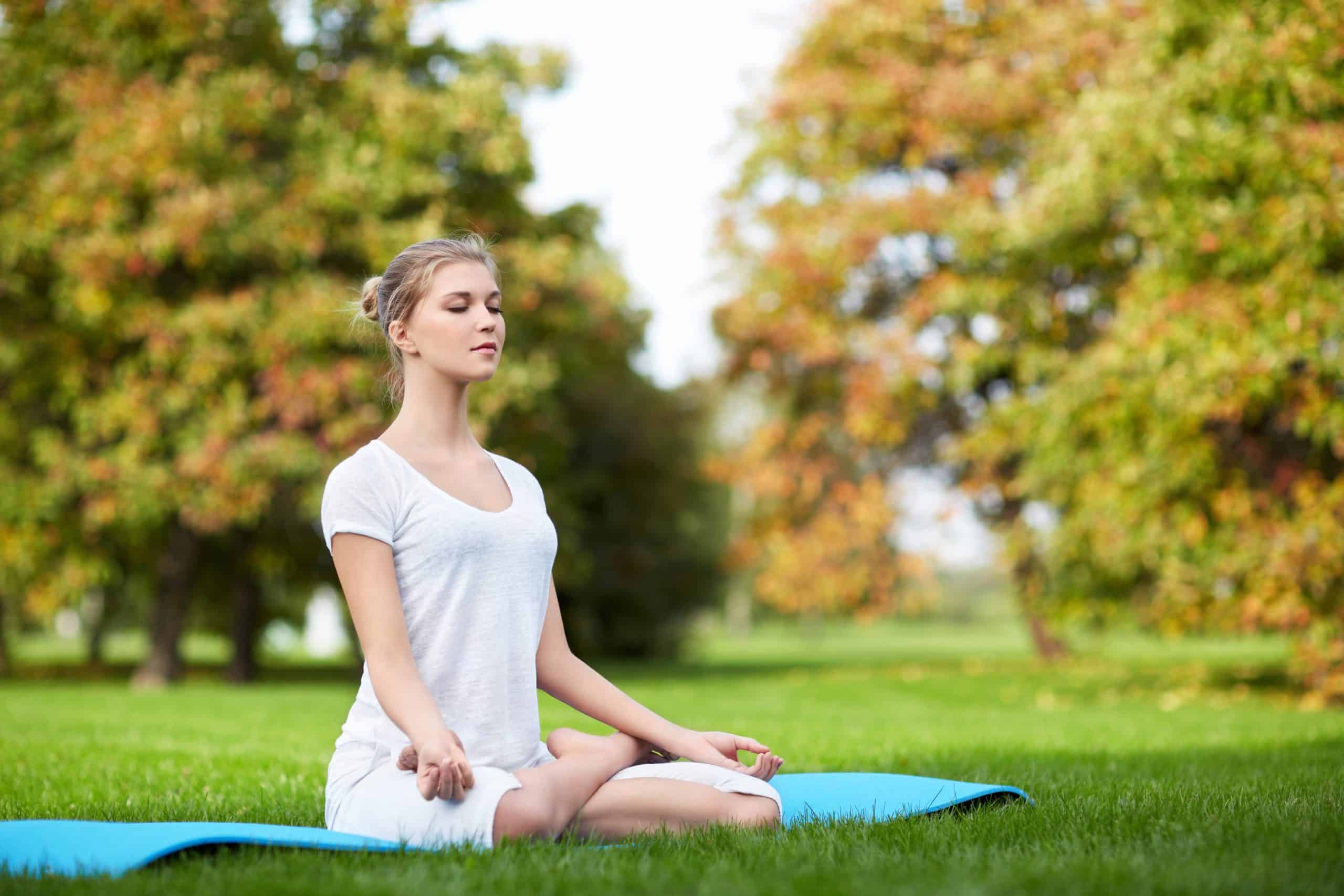 Quels sont les bienfaits de la pratique régulière du yoga pour l’équilibre émotionnel et la gestion du stress ?